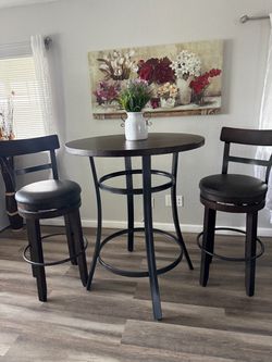 Pub Height Table with 2 Bar Stools