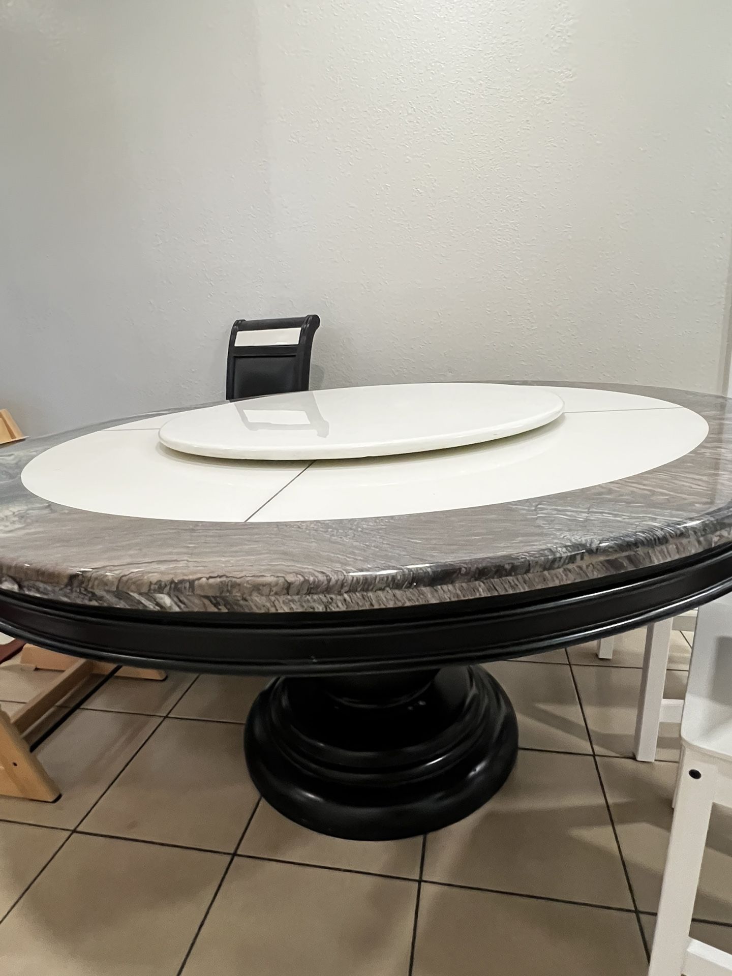 Round Dining Room Table W/ Lazy Susan