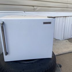 Sanyo Mini Fridge 