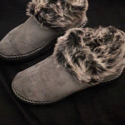 Womans Slippers Size Med (NEW)
