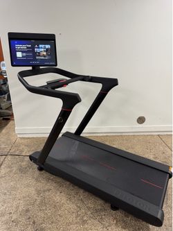 2026 Peloton Treadmill - ONLY 6 Months Old- Swivel Screen