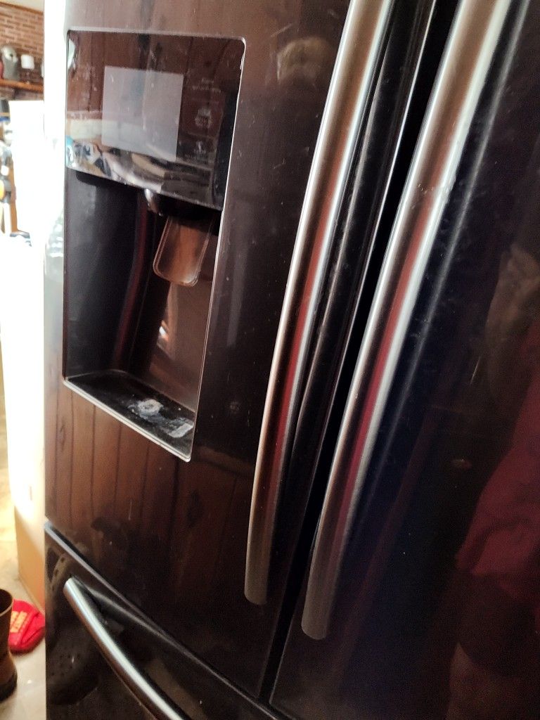 Samsung Refrigerator/ Freezer on Bottom