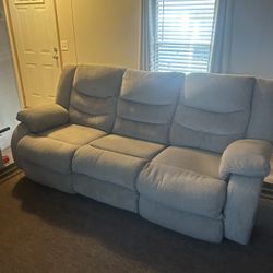 Couch With Recliner On Both Ends In Excellent Condition 