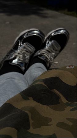 selling bape hoodiebhas no zipper have to fix it