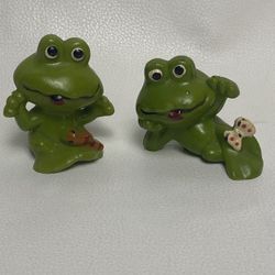  Vintage 1970's Miniature Green Hard Plastic Frog Figures with Worm Hong Kong