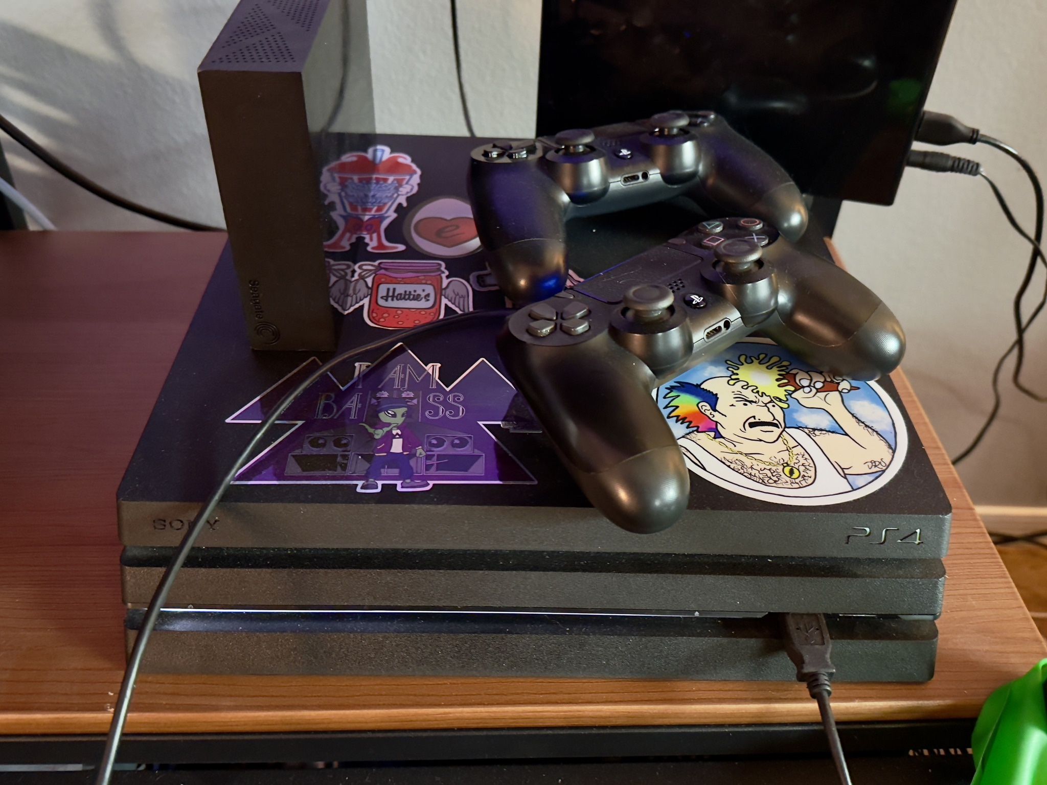 PS4 Pro - Golden Hen 9.00 (Moddable) + 2 Controllers + Games