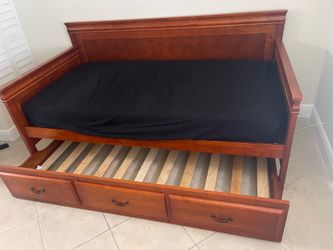 Wooden Daybed with Pull-Out trundle