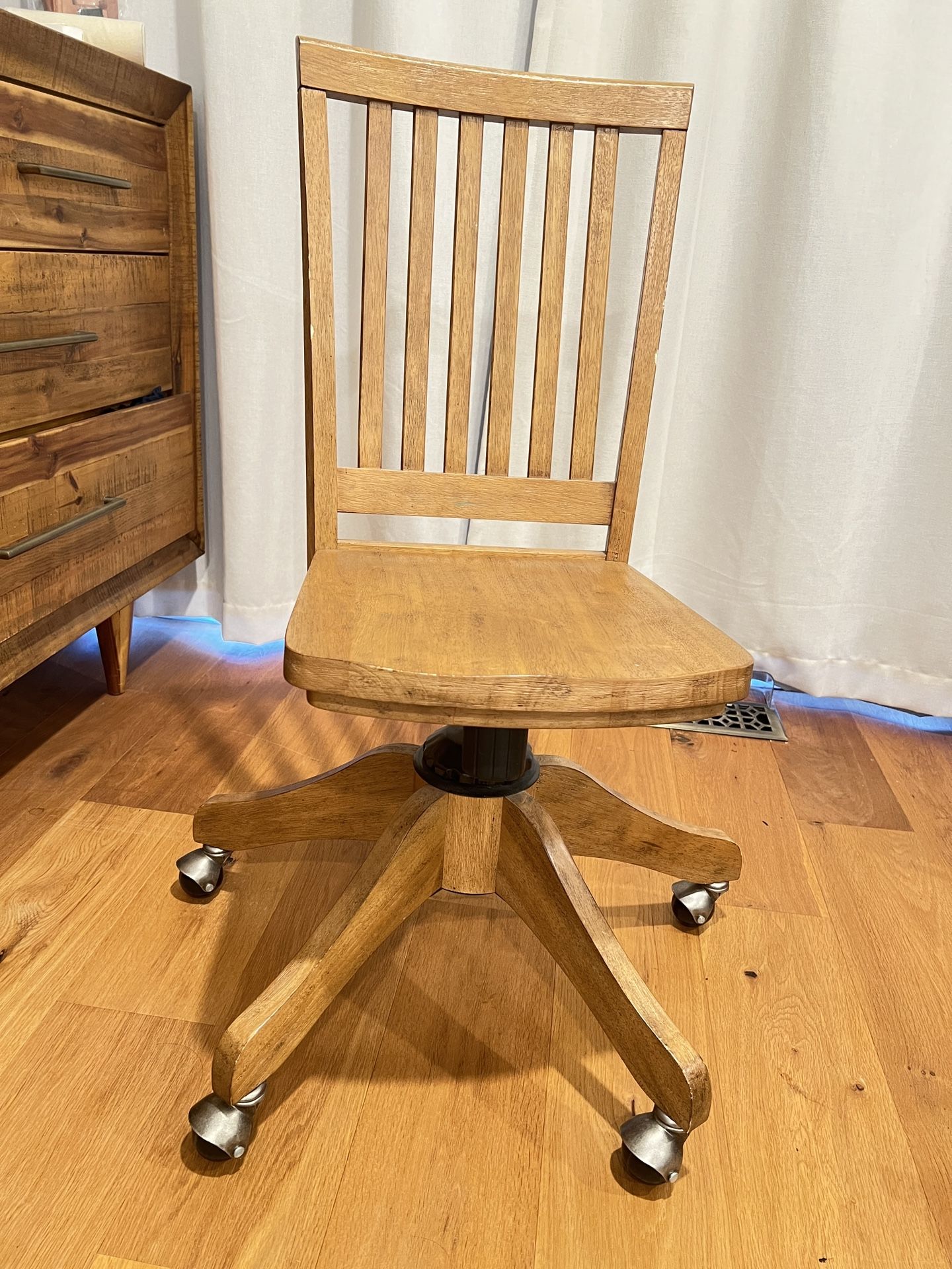 Pottery Bard Kid Desk Chair