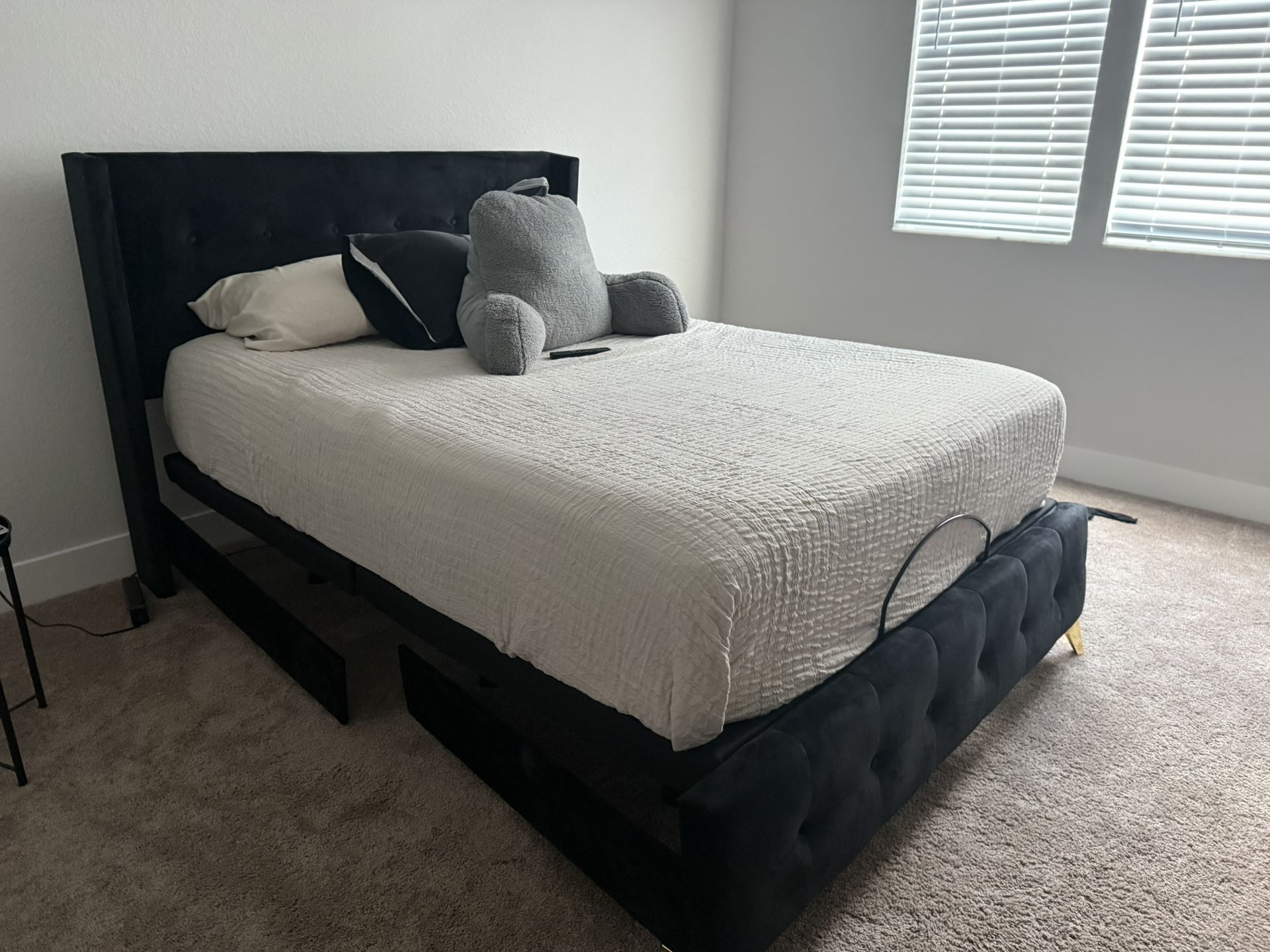 🛏️ Queen Bed Set – Mattress + Adjustable Base + Velvet Frame – $275 (CASH ONLY - Need gone ASAP!) 🛏️