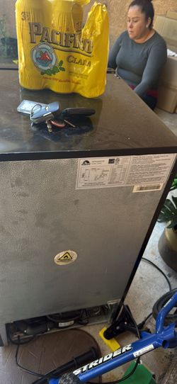 Igloo FR834I compact refrigerator