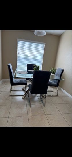 Glass dinning table