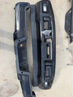Front & Rear OEM Bumpers – 2017–2022 Ford F-250/F-350 Super Duty  ✅ Factory OEM front and rear bumpers ✅ Great condition ✅ Ready to install 💲**$599**