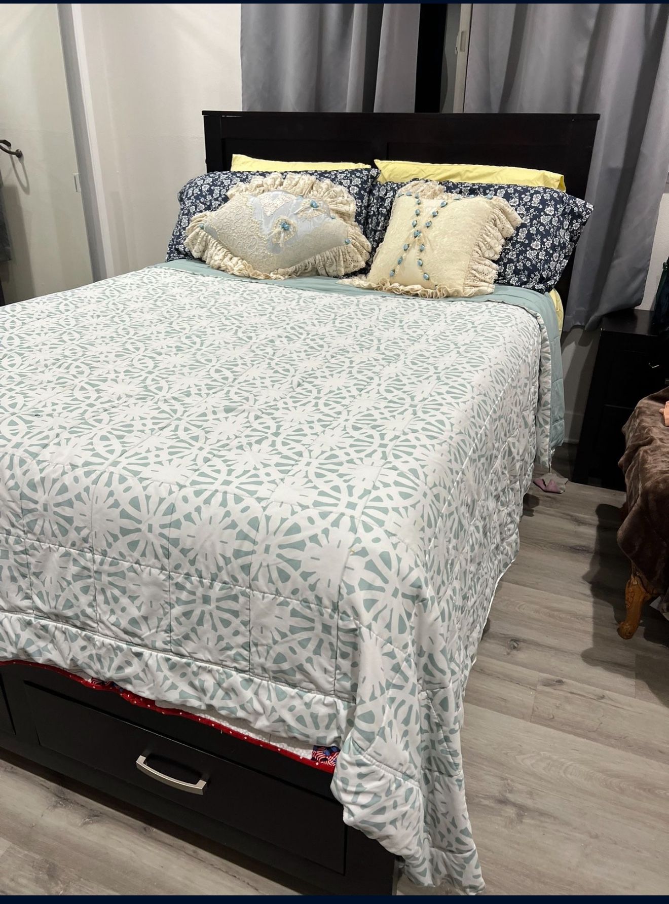 Hot 🔥Bed - 4-5 Piece Set 🔥 Priced To SELL
