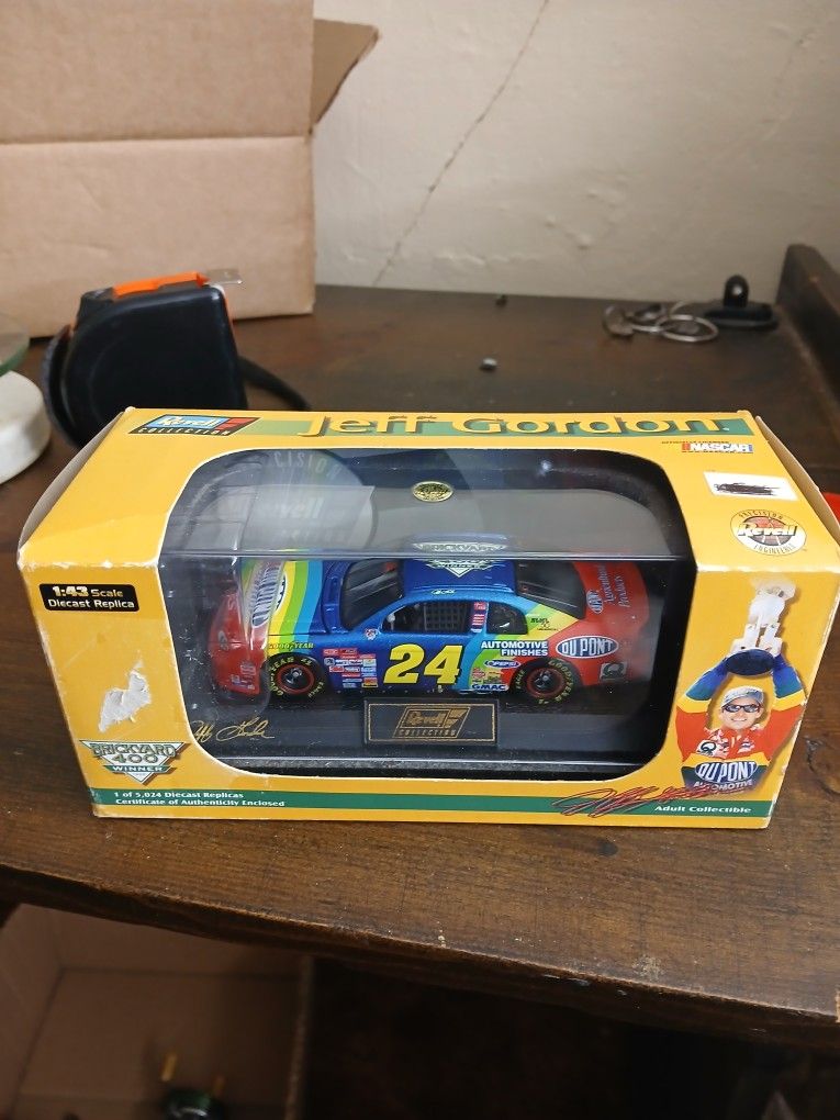 Revell #24 Jeff Gordon Brickyard 400 Winner -1999 Chevy Monte Carlo -1:43 Nascar