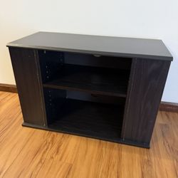 Entertainment center, has one shelf in the front and a shelf on either side for media storage