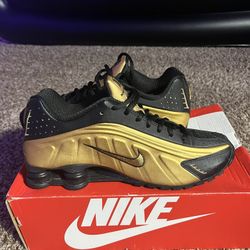 NIKE SHOX R4  SIZE 8.5