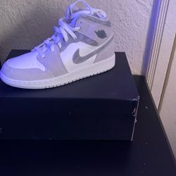 ***BRAND NEW AIR JORDAN MID SE (6youth)