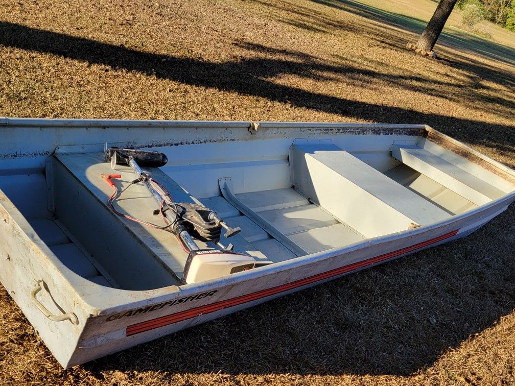 GAMEFISHER BOAT WITH TROLLING MOTOR