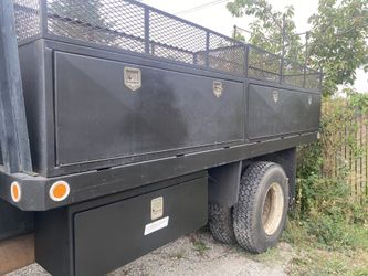 Parting out 2000 gmc flatbed 7500 top kick