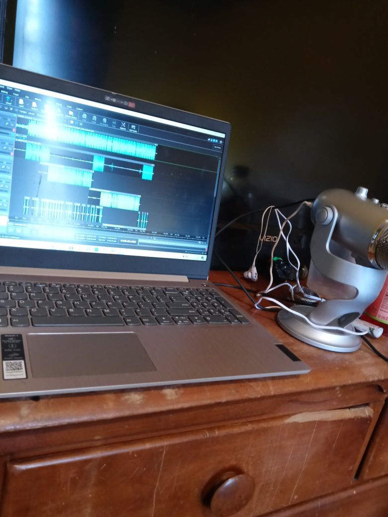 Lenovo laptop and mic.. Has studio