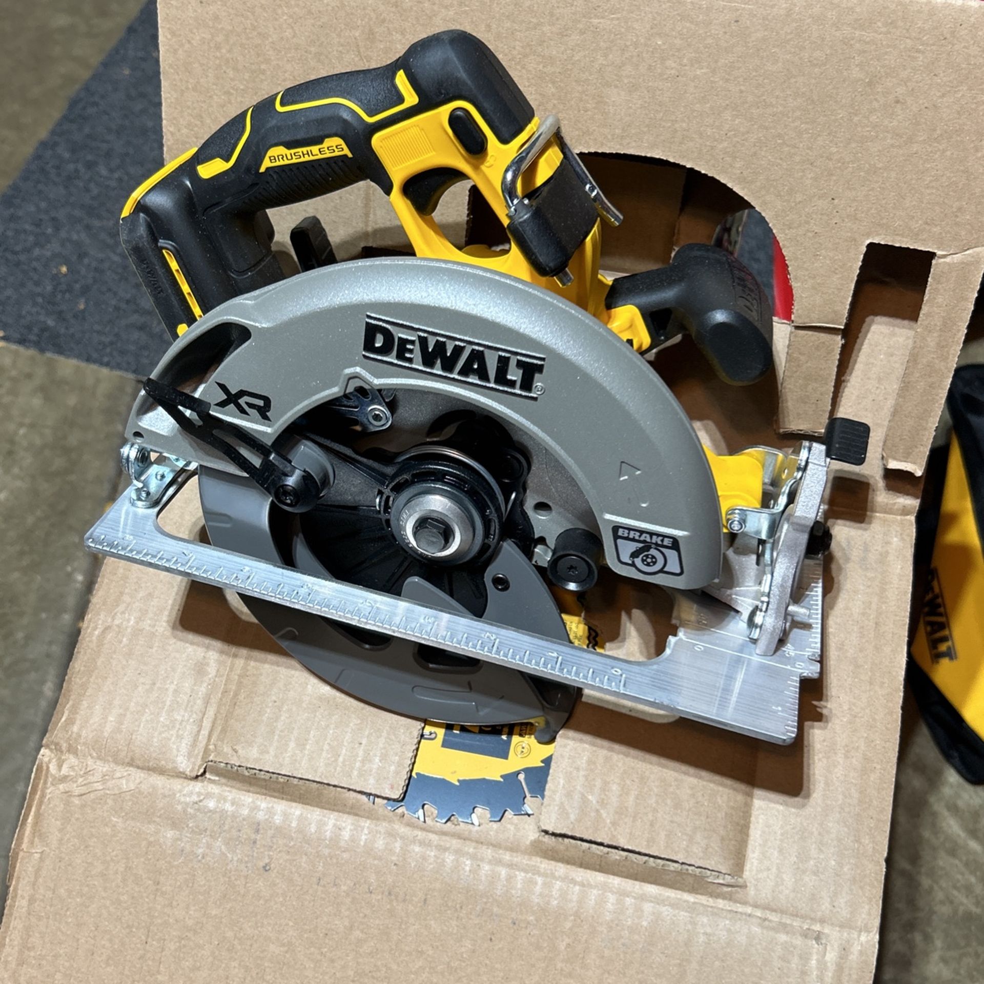 Miter Saw DEWALT DCS570P1 20V MAX* 7-1/4in Circular Saw