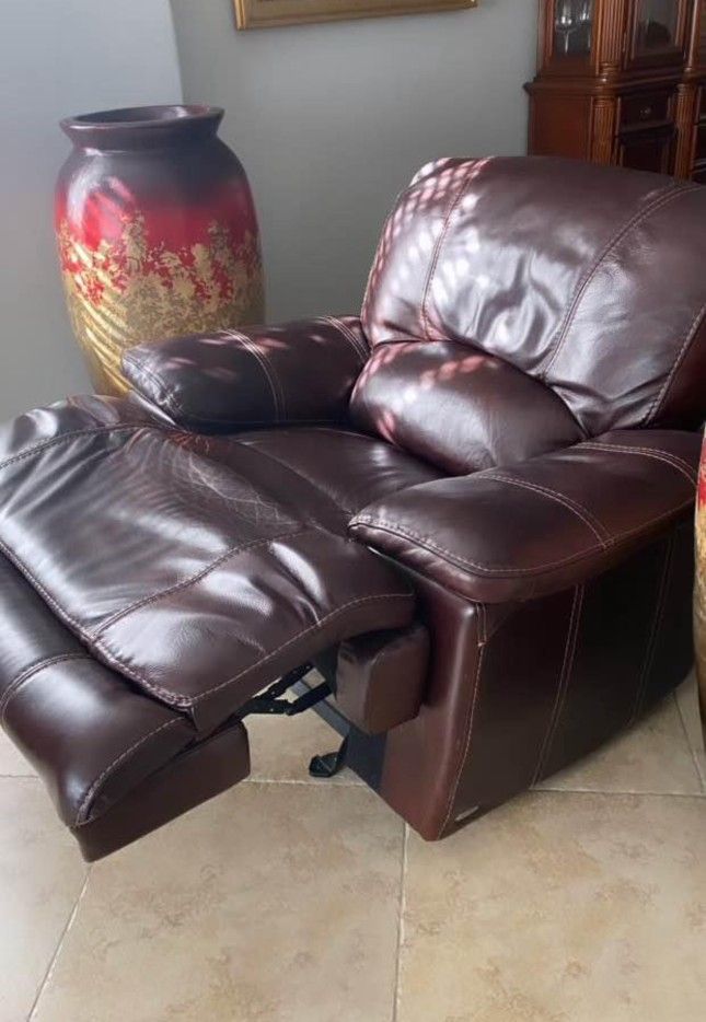 Make Me An Offer Sofia Vergara Couch And Recliner