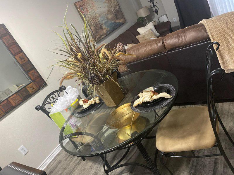 Glass &metal Dining Table With 4 Chairs ( Also Have An Extra Chair)