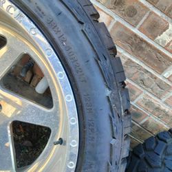 Rines Con Iiantas 33x12.50,R22 LT Los Traía En Una Ford 2012 Dos Yantas Están Nuevecitas