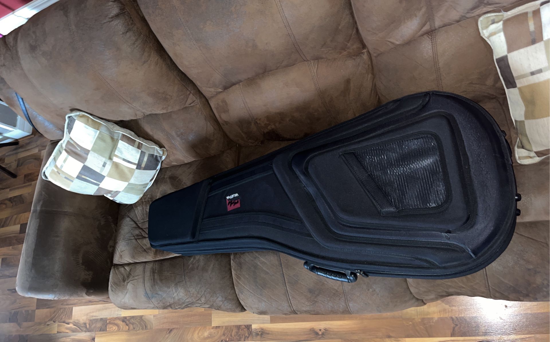 Wolfpak Acoustic Guitar Polyfoam Case Black With Hygrometer