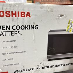 Toshiba 2.2 cu. ft. 24.4'' Microwave Oven in Stainless Steel
