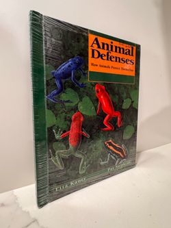 Animal Defenses: How Animals Protect Themselves (Animal Behavior) - GOOD