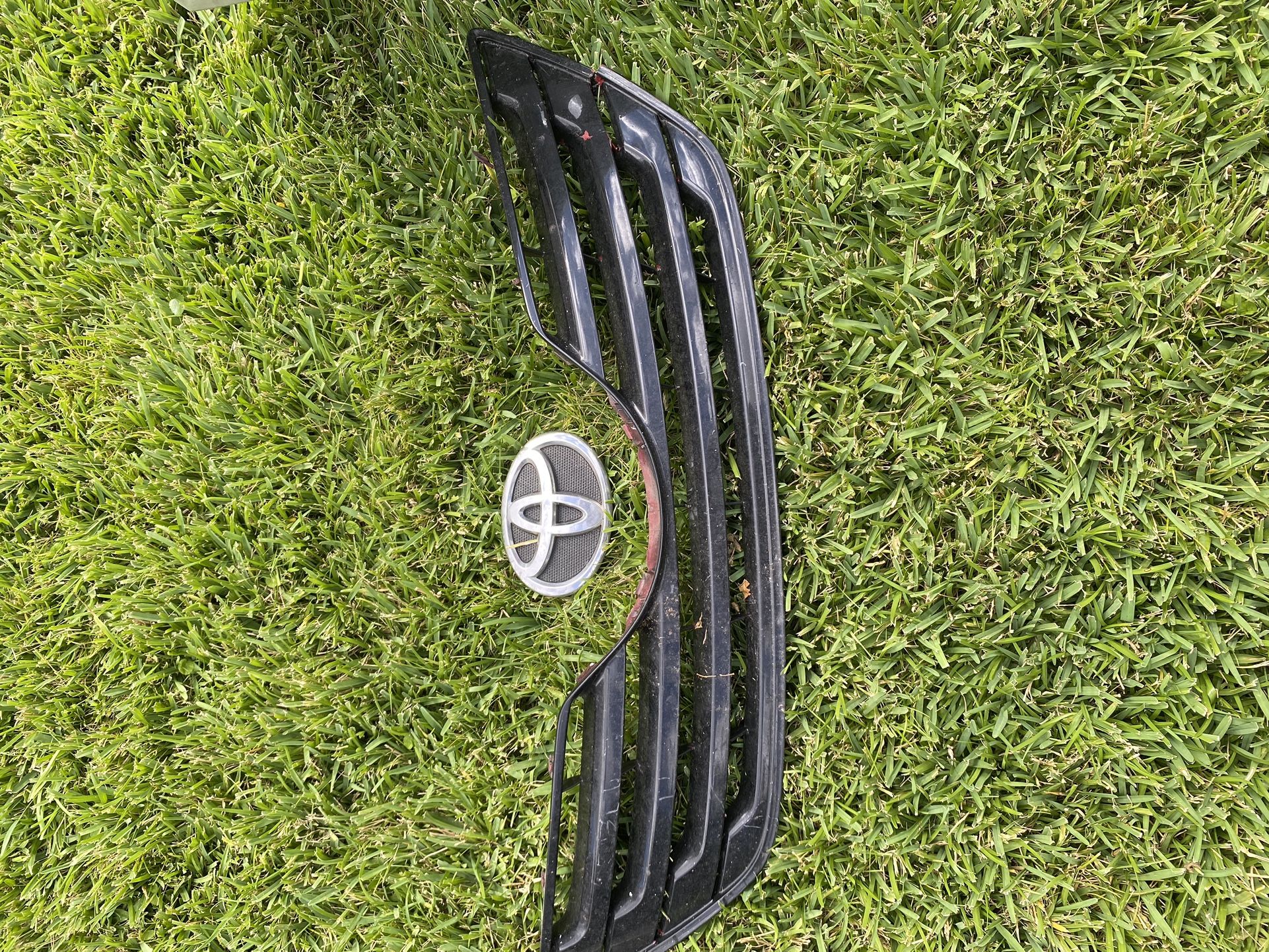 2007 Camry Grille And Emblem