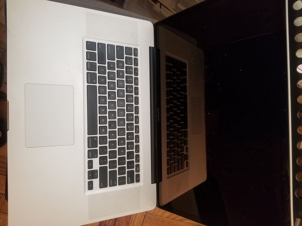 Macbook pro 17 laptop