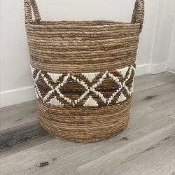 handcrafted storage basket is made of natural abaca fiber and features a white geometric pattern. Like new, purchased in December 2025.