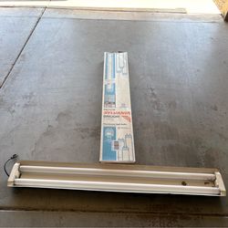 Lifelight Fluorescent light fixtures  with bulbs