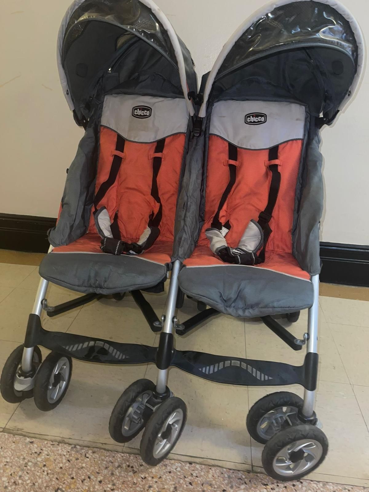 Chicco double stroller (made in Italy) can be washed in the washing machine and is quick to close in excellent condition, orange and grey colour, ever