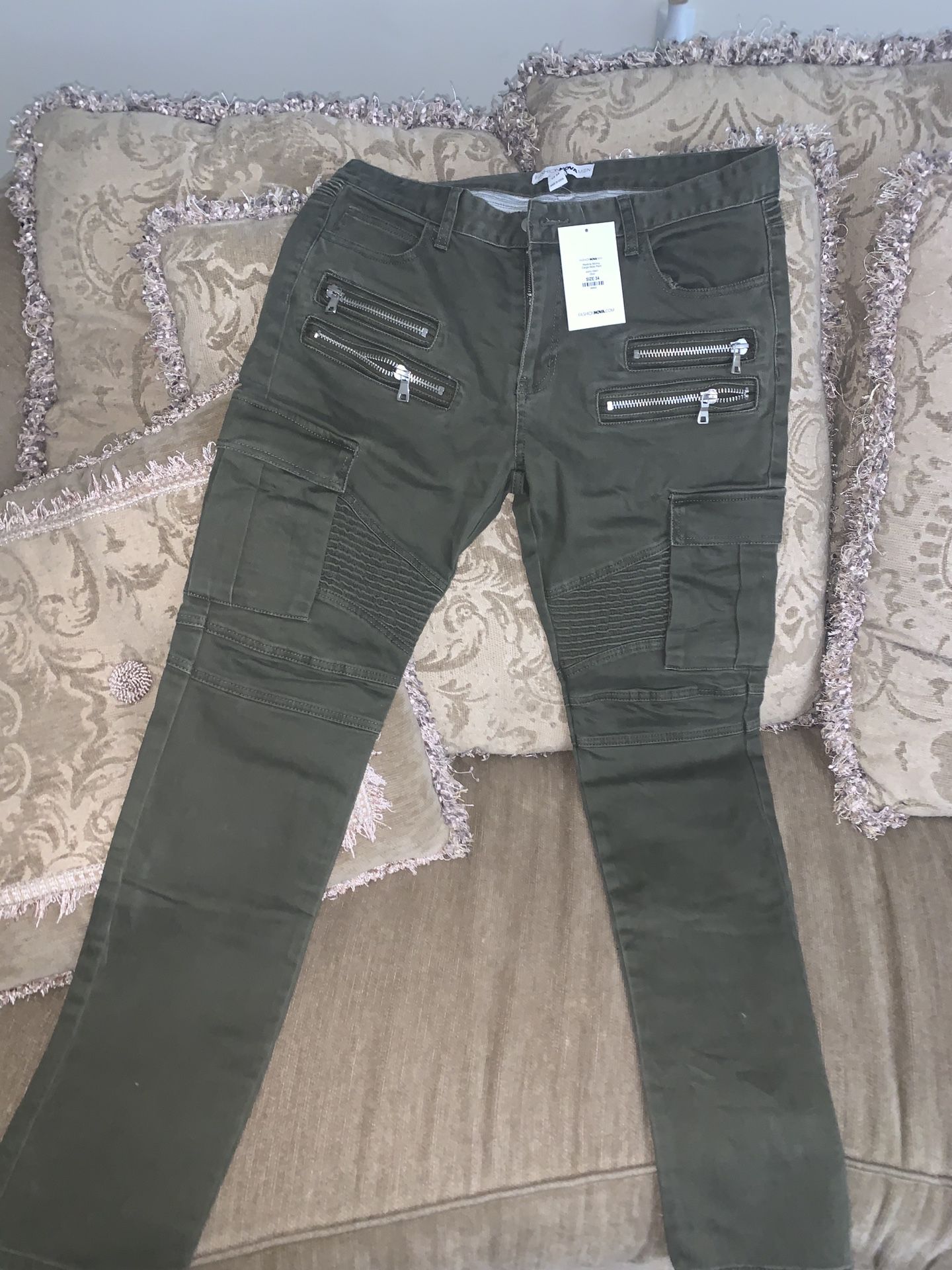 Men’s fashion nova cargo pants size 34 NEVER WORN