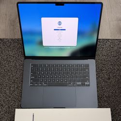 Apple MacBook Air 15” M4 in Midnight Blue