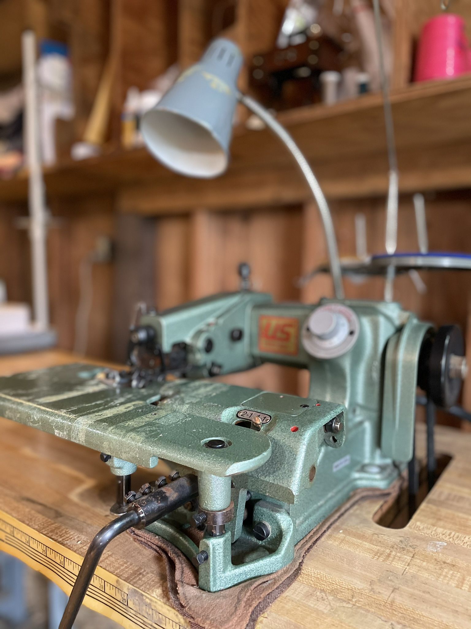 Blind stitch industrial sewing machine