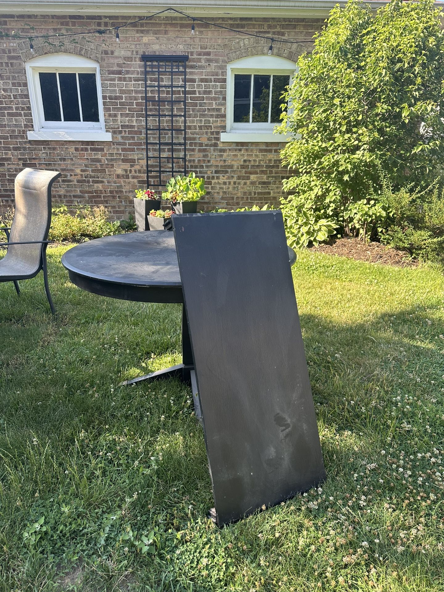 42” Round Dining Table With Leaf