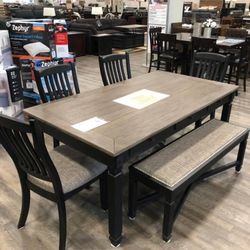 Tyler Creek Black/Gray Dining Room Set / Dining table and Chairs