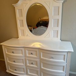 Dresser With Mirror