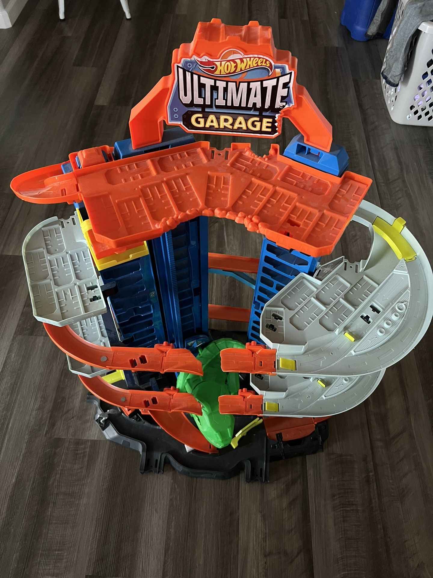 HOT WHEELS ULTIMATE GARAGE