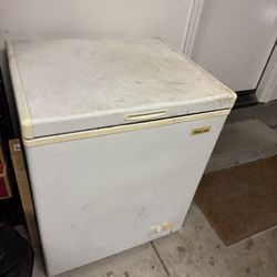 Small Freezer Chest - Very Cold! 27x27x32