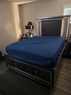 Queen size.
Bet frame, no mattress, light up headboard