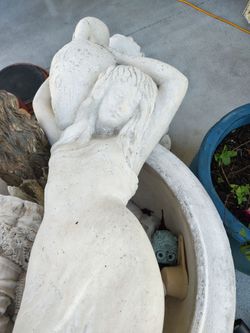 Huge 3 piece solid concrete fountain in spring hill