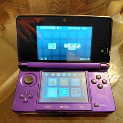 💜Nintendo 3DS in the "Midnight Purple" color.🎮