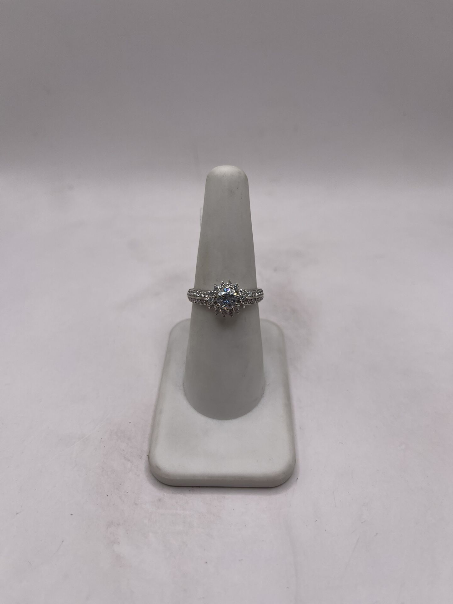 10kt Gold Engagement Style Ring w/ Elegant Design