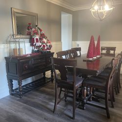 Dining set with hutch