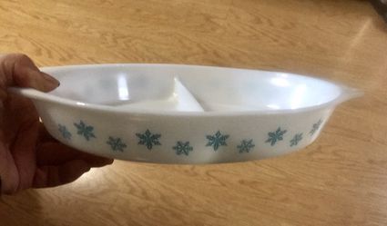 Vintage Pyrex Divided Snowflake Dish in Excellent Condition
